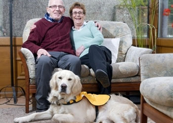 Cane anti-Alzheimer, il primo laureato in Scozia: una formazione durata 18 mesi
