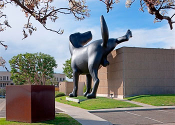 Cane gigante fa la pipì sul museo: l'opera in mostra fino a maggio all'Orange County Museum of Art