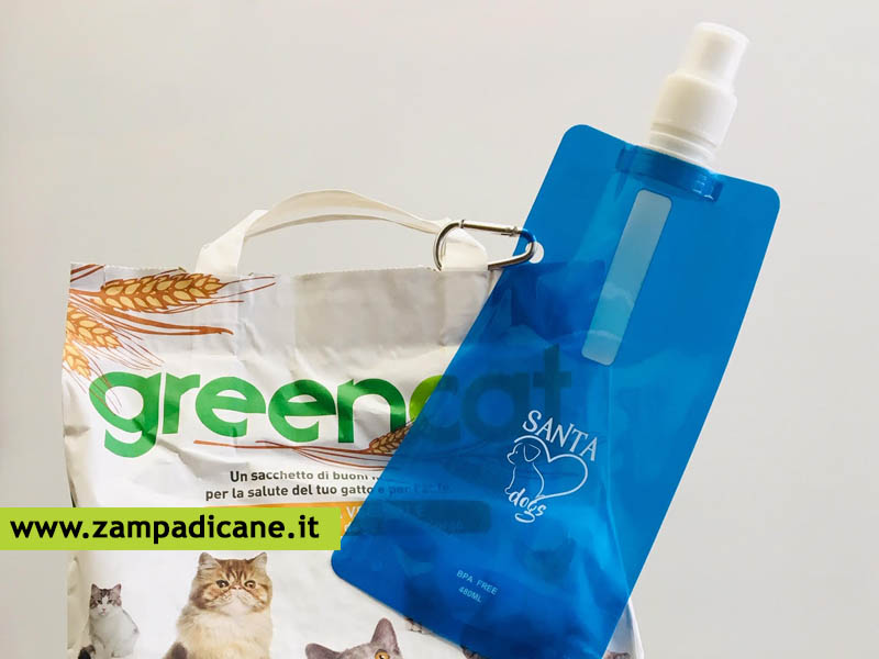 Il comune che distribuisce bottiglie di acqua per pulire la pip del cane