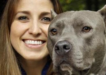 Sono discriminata solo quando passeggio con il mio pitbull: la storia di Mitzi ispanica negli USA