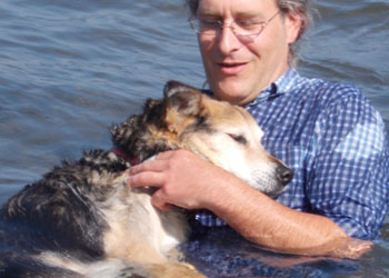 E' morto Schoep il cane che veniva portato al lago per calmargli i dolori di artrosi